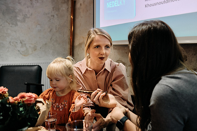 Aby ženy věděly, že nejsou divné či rozbité. Nová kniha otevřeně popisuje šestinedělí