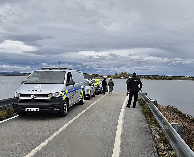 Auto s ostatky v Lipně našli shodou náhod. Přispěla k tomu nízká hladina nádrže