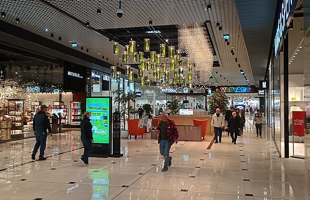 Otevírací doba 28. října 2025: Které obchody musí zavřít a kde nakoupíte?