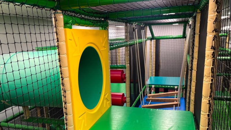 Dívenka skočila v herně z prolézačky a už se nepohnula. Matce zakazovali volat policii