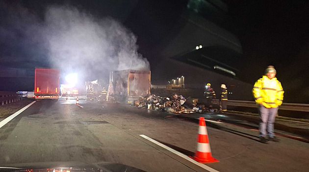 Ozval se výbuch a kamion začal hořet. Požár hodiny blokoval provoz na D1