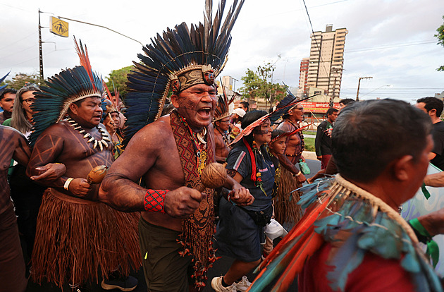 Domorodí aktivisté násilně vtrhli na summit COP30. Brojí proti ničení Amazonie