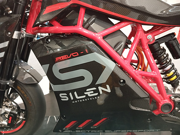 Utajená světová premiéra na pražském elektrosalonu. Česká motorka z garáže