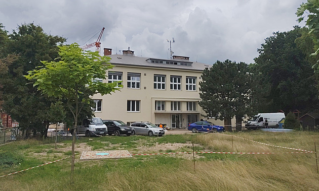 Návrat dětí do opravené školy je ve hvězdách, soused se dál odvolává