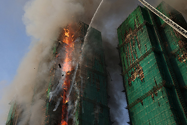 Obytný komplex v Hongkongu zachvátil masivní požár. Neví se, kolik lidí je uvnitř