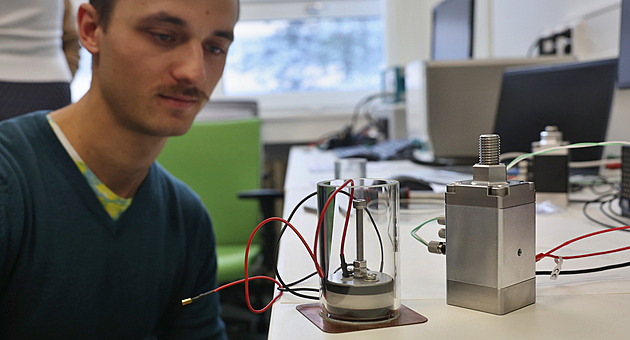 Univerzita v Ostravě vyvinula revoluční přístroj na měření vlastností baterií