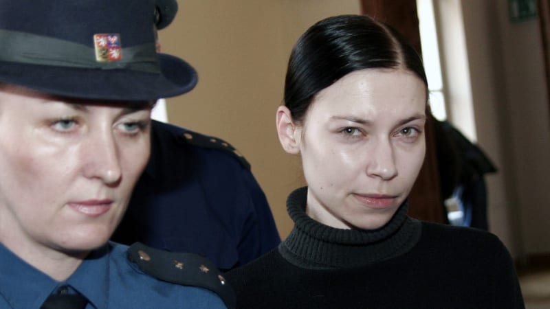 Sto tisíc korun za vraždu manžela. Plán „černé vdovy“ a jejích přátel nakonec nevyšel