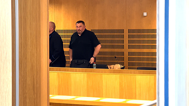 Nebyl to trestný čin, řekl soud. Osvobodil policistu viněného z vynášení informací