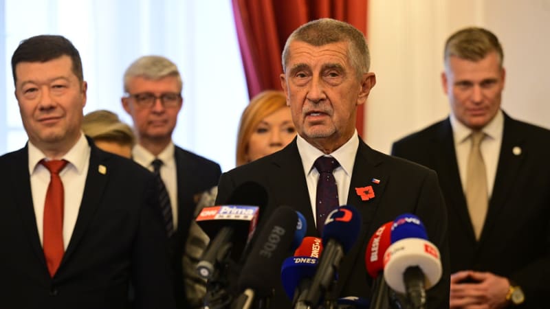 Babiš propustí stovky lidí z Úřadu vlády: Není tam ani kde sedět, říká. Okamura škrtá delegace