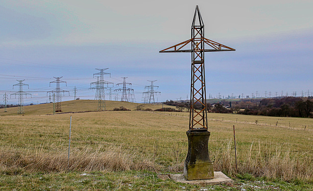 Kříž jako stožár. U Kadaně stojí neobvyklý symbol dialogu s krajinou