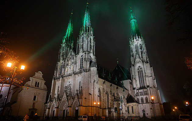 „Kasino, cirkus.“ Nové nasvícení katedrály je vidět zdaleka, sklízí chválu i kritiku
