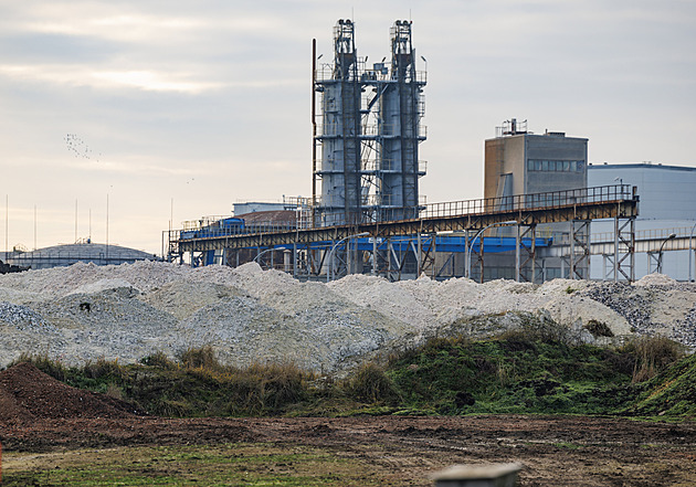 V obci leží nelegální hromada suti. Navezla ji firma, která má odpad recyklovat