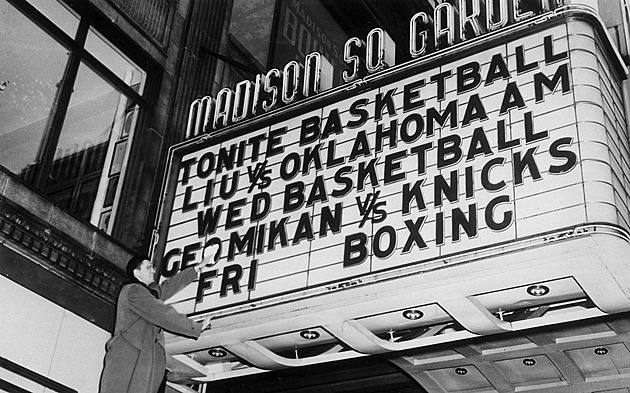 Hokej i kouřový opar z cigaret. Před 100 lety se otevřela Madison Square Garden