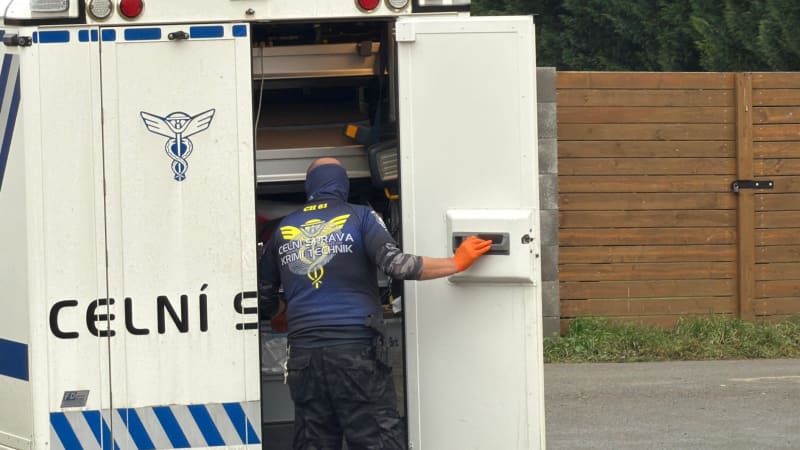 Vémolův právník: Obvinění nerozumíme. Žádné drogy ani peníze policisté při razii nenašli