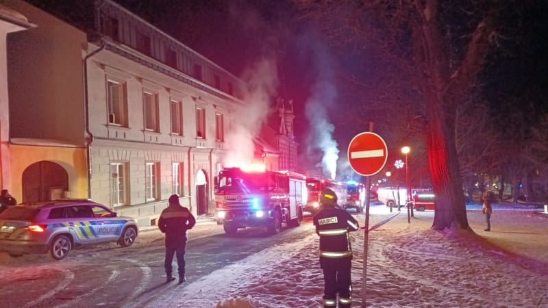 Požár sauny na jihu Čech: Hasiči krotili plameny téměř hodinu, pět se jich zranilo