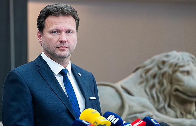 Zrušení služebního zákona je diletantský hazard, kritizují vládu odbory