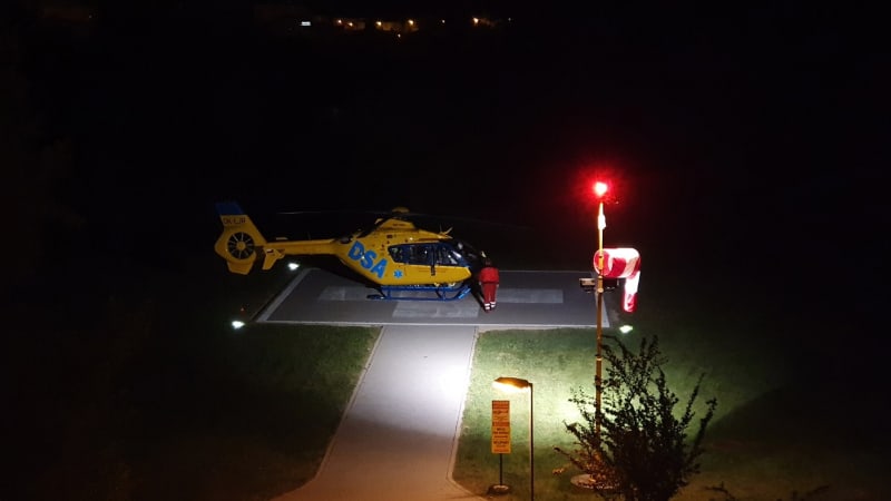 Oslavy v Táboře se zvrtly: Muž vypadl z šestého patra, zasahoval záchranářský vrtulník