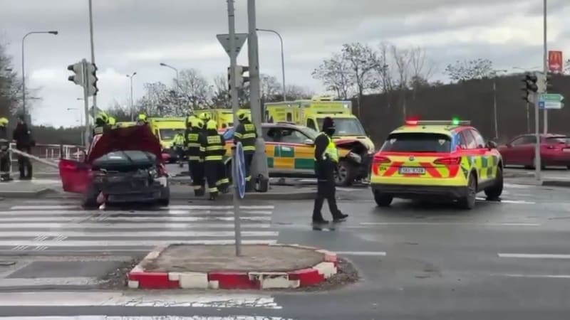 V Praze bouralo vozidlo záchranářů s osobákem. Na místě jsou čtyři zranění