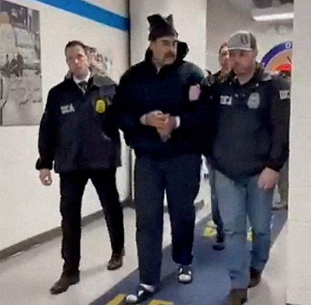 Madura přepravili do New Yorku. Šťastný nový rok, popřál spoutaný po příletu