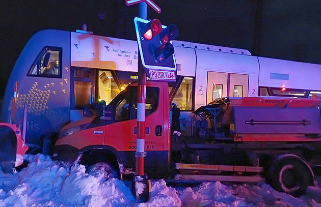 U Chebu zapadl na přejezdu sypač, narazil do něj vlak se 40 cestujícími