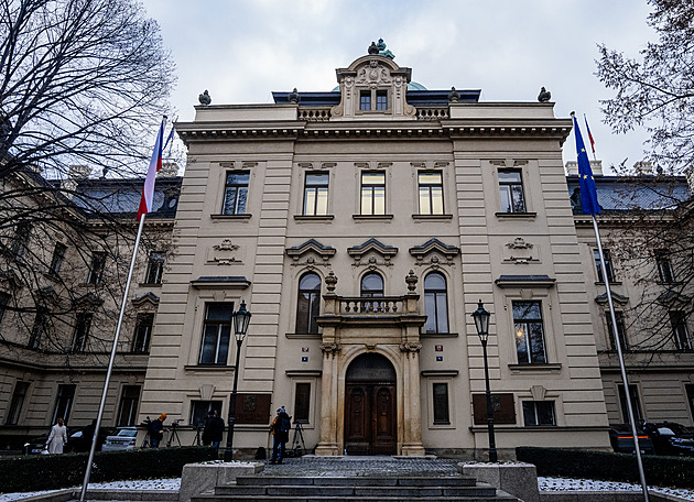 Před Úřadem vlády už nevisí vlajka Ukrajiny. Místo ní je tam nově vlajka EU