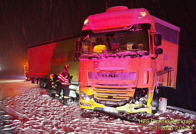 Komplikace na zasněžené D5. V kopcích uvázly kamiony, dálnice místy stojí