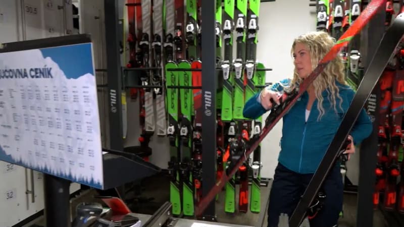 Nemáte na nové lyže? V půjčovnách ušetříte tisíce a vyhnete se složitému převozu