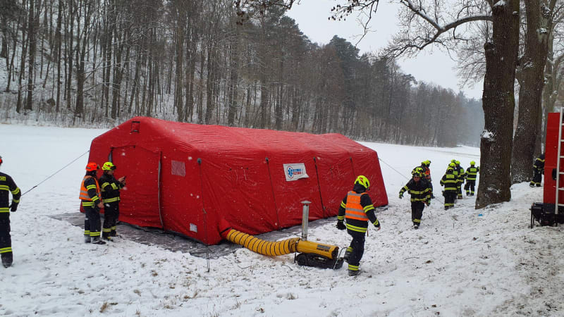 Drama v Moravském krasu: V 70 metrů hluboké jeskyni uvízl muž. Povoláni byli střelmistři