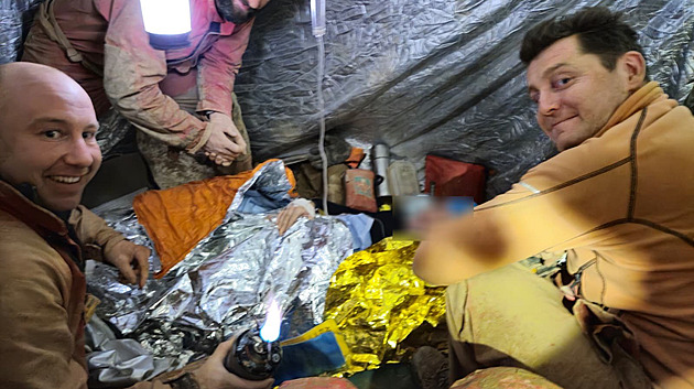 Ojedinělý zásah má šťastný konec. Hasiči vytáhli zraněného muže z jeskyně