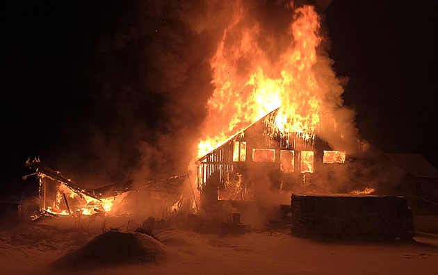 Na Českolipsku hoří stodola, hasičům komplikuje zásah mrazivé počasí