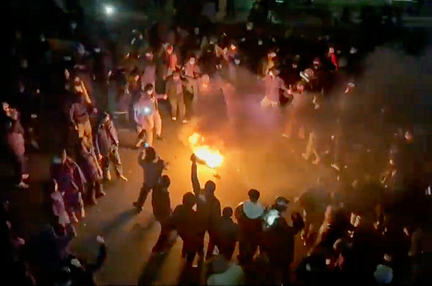 Okamžitě opusťte Írán, vyzývá Čechy ministerstvo. Země dál bouří