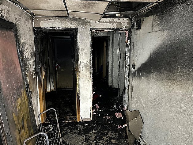 Z hořící bytovky zachránili hasiči  25 lidí, kouř je uvěznil na balkonech