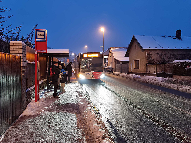 V okolí Prahy nejezdila řada spojů. Hrozily úrazy, někteří chodci nazuli nesmeky