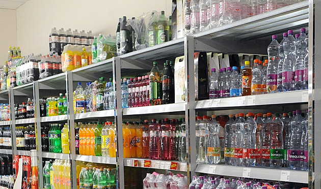 Daň na slazené nápoje? Miliardová úspora a štíhlejší Česko, tvrdí studie