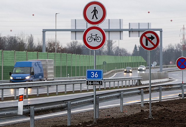 Obchvat dostal z Pardubic třetinu automobilů, u obchoďáků problémy trvají