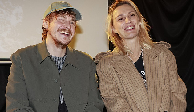 Bára Poláková je těhotná. Třetí dítě čeká s o 14 let mladším muzikantem Urbanem