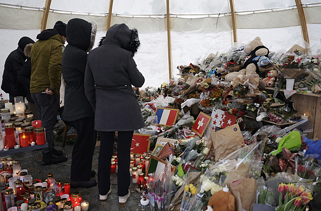 Ve švýcarském baru nesla lahve s prskavkami a zahynula. Nutili ji k tomu, říkají rodiče