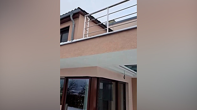 Čunek spadl při úklidu střechy. Prozradil následky, ukázal i otisk těla ve sněhu