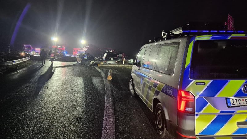 Nehoda na dálnici D1 u Hulína: Na místě zasahovali policisté i hasiči, provoz stál hodiny