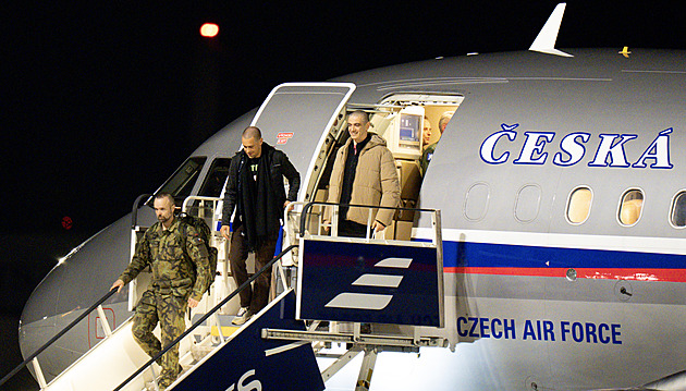 V Praze přistálo letadlo s Janem Darmovzalem, vězněným ve Venezuele