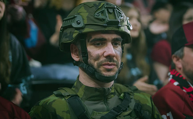 Voják mezi fanoušky. Sparta opět vzdává hold, zaujala silným videem i dresy