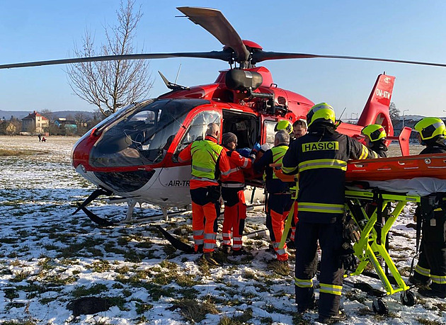 Muž chtěl zabránit rozšíření ohně, hořící matraci hodil z okna. Má vážné popáleniny