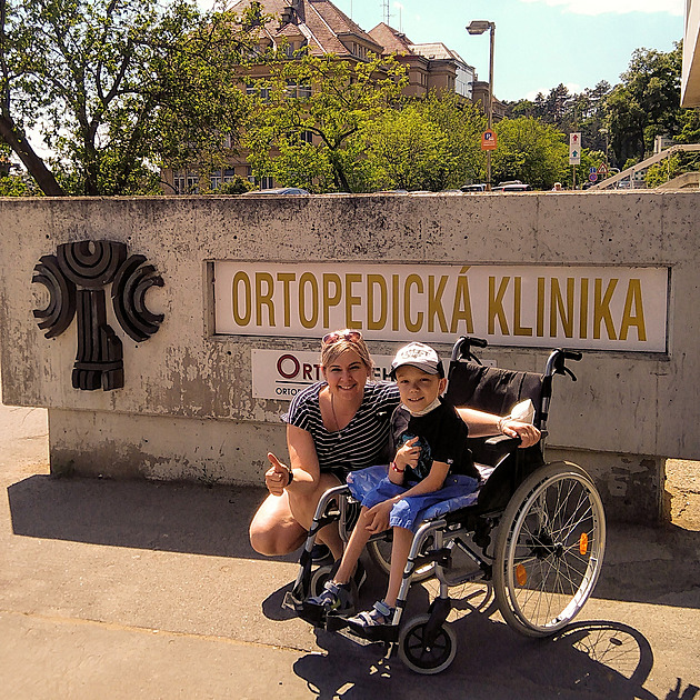 Normální vývoj, pak vozík. Ztráceli jsme chuť do života, líčí matka syna se vzácnou nemocí