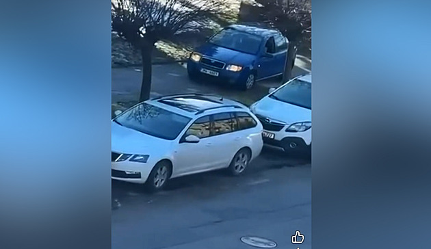 Muž se zákazem řízení naháněl autem příbuzného, vjel kvůli tomu i na chodník