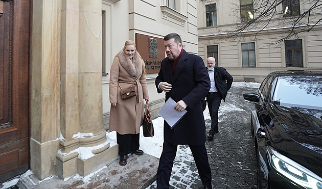 Okamura v minulosti tepal Pekarovou Adamovou za BMW. Teď v něm sám jezdí