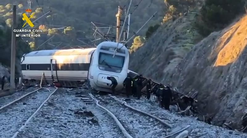 Černý týden na španělských kolejích. Po tragédii s desítkami mrtvých najel vlak do jeřábu