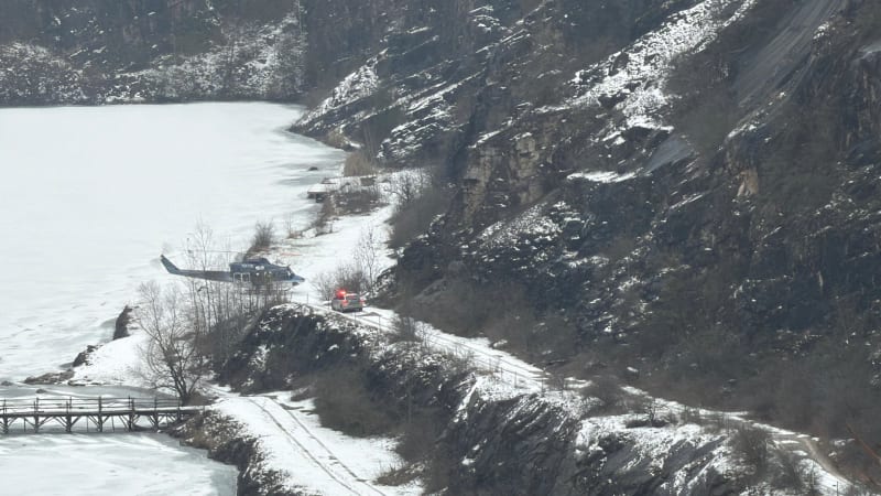 Smrtelný pád v lomu na Berounsku: K tělu muže slaňovali hasiči z vrtulníku do korun stromů