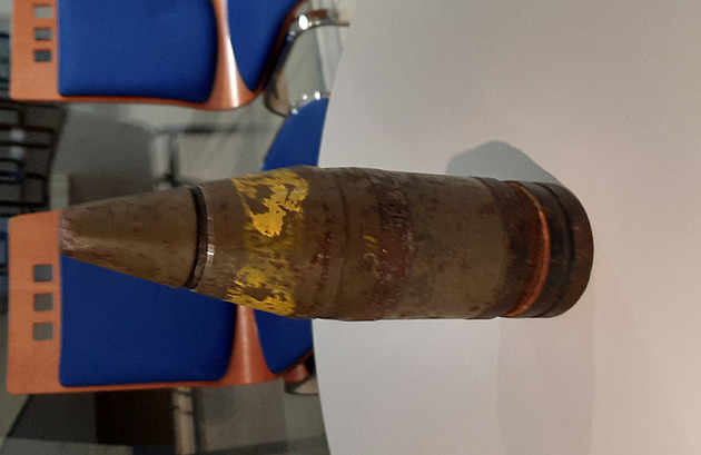 Žena našla protitankovou střelu, v tašce ji dovezla na policii. Museli vyklidit služebnu