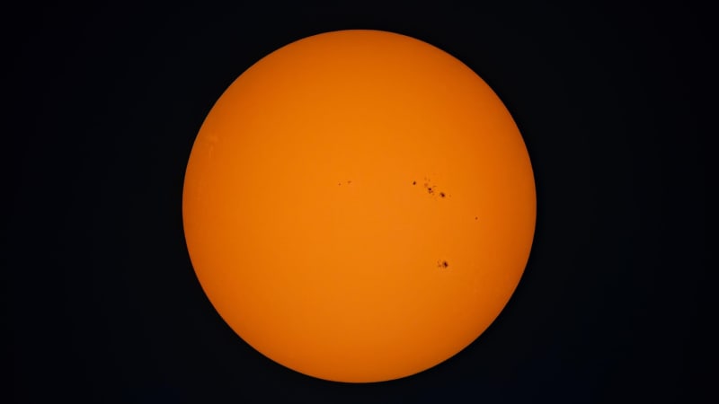 Unikátní šance sledovat sluneční skvrny. Vidět jsou pouhým okem, vědci však varují před riziky