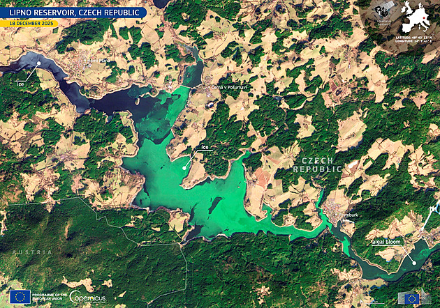 Zelený led na Lipně zachytila i družice Copernicus, změnu barvy způsobily sinice
